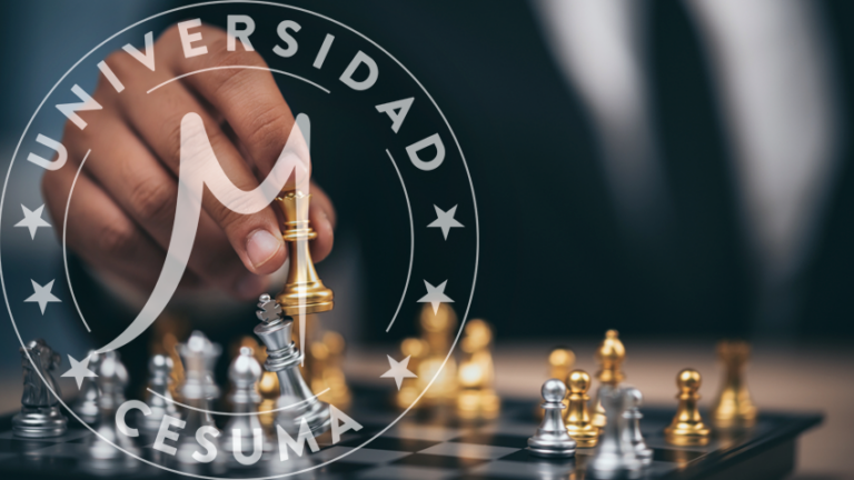 Mano de empresario en movimiento figura de ajedrez