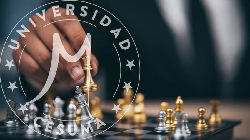 Mano de empresario en movimiento figura de ajedrez Mano de empresario en movimiento figura de ajedrez