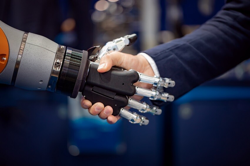 Maestrías y MBA Mano-de-un-hombre-de-negocios-estrechando-la-mano-de-un-robot La inteligencia artificial en la empresa  