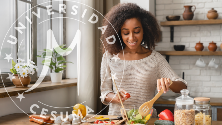 Mujer creando hábitos alimenticios