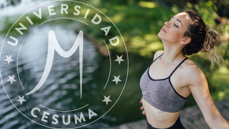 Mujer joven, tranquilizando su mente en la naturaleza