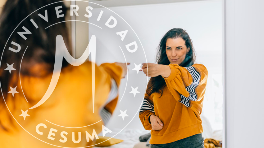 Mujer segura de sí misma señalando con el dedo su reflejo en el espejo Mujer segura de sí misma señalando con el dedo su reflejo en el espejo