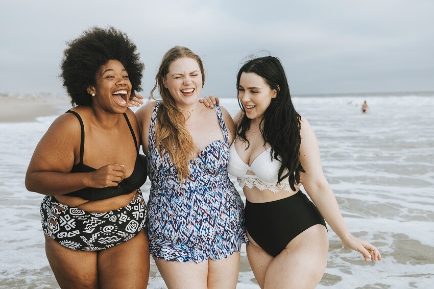 Maestrías y MBA Mujeres-alegres-disfrutando-de-la-playa ¿Cómo mejorar la autoestima?  