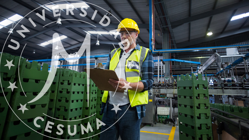 Trabajador de fábrica masculino manteniendo registro de productos Trabajador de fábrica masculino manteniendo registro de productos