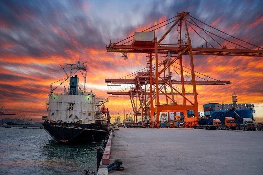 Maestrías y MBA buque-con-portacontenedores-de-carga-en-la-logistica-de-terminales-internacionales Beneficios del comercio internacional  