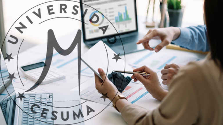 equipo discute el panel de análisis empresarial e inteligencia