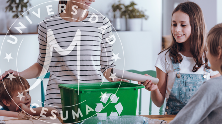 mujer enseñando a niños cómo reciclar