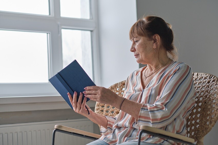 Maestrías y MBA mujer-leyendo-lo-que-ha-escrito El poder de conocerte a sí mismo  