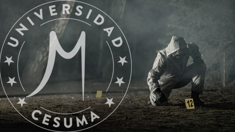 perito tomando evidencia de un crimen